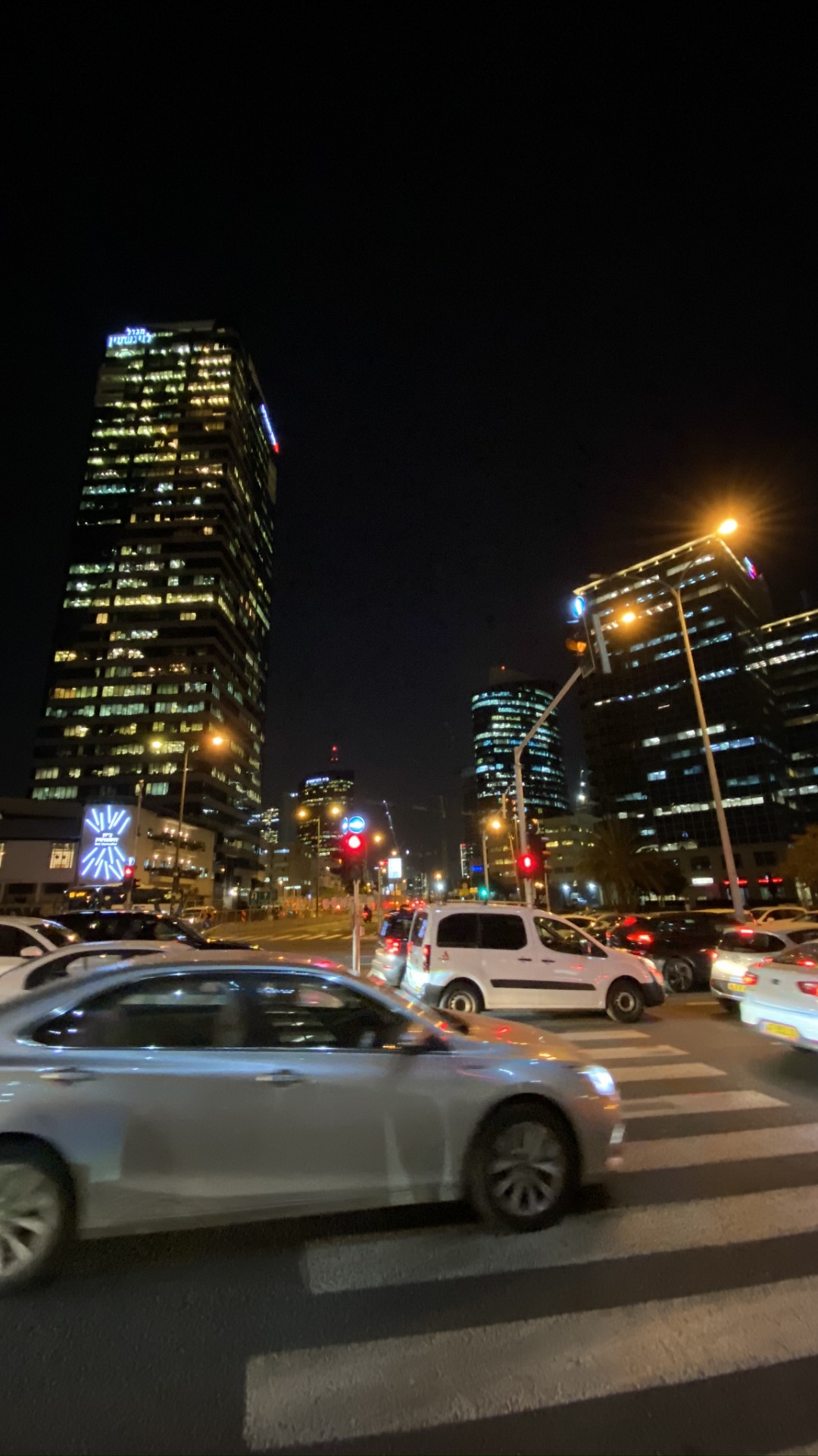 Обои шина, колесо, ночь, метрополия, Литые диски в разрешении 1080x1920