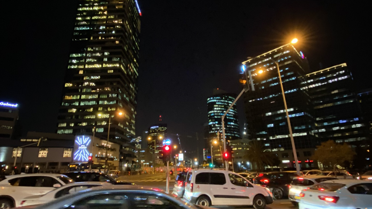 Обои шина, колесо, ночь, метрополия, Литые диски в разрешении 1280x720