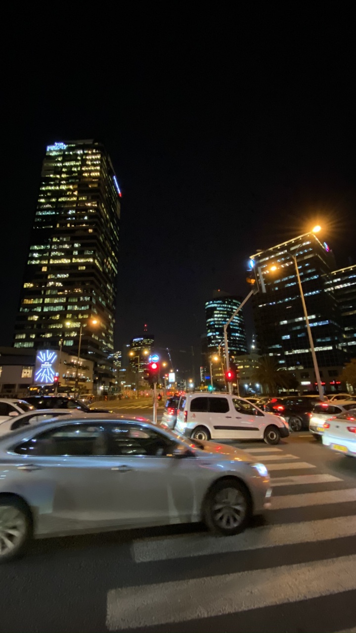 Обои шина, колесо, ночь, метрополия, Литые диски в разрешении 720x1280