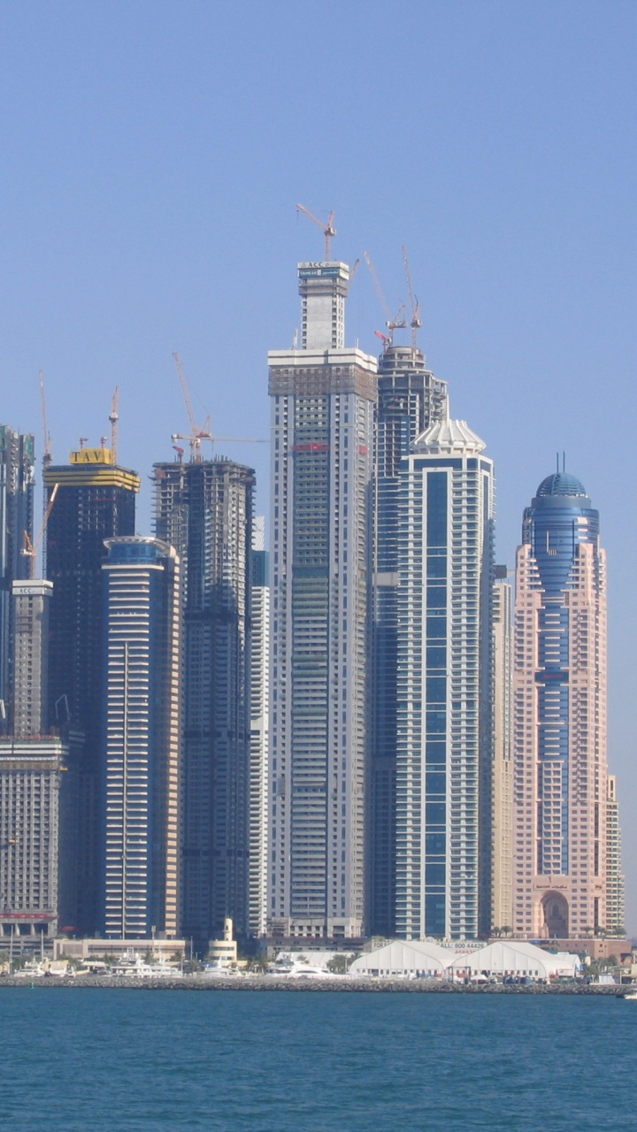 Обои город, небоскреб, линия горизонта, башня, дневное время в разрешении 720x1280