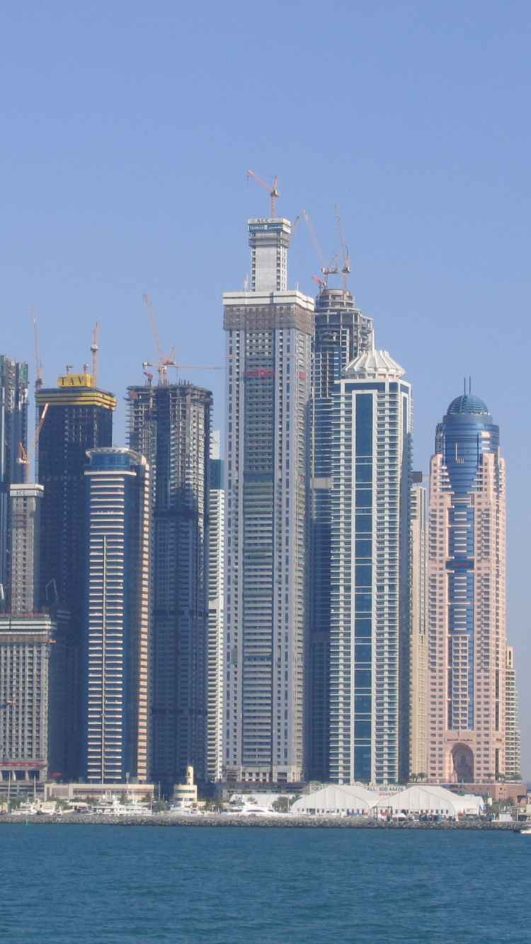 Обои город, небоскреб, линия горизонта, башня, дневное время в разрешении 750x1334