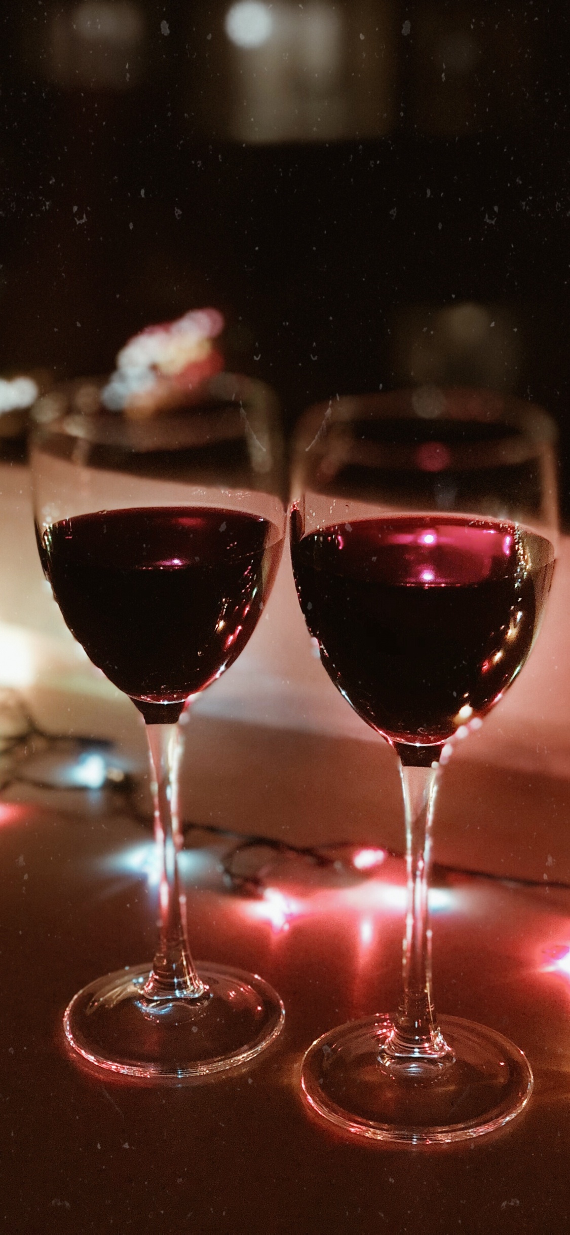 Обои напиток, вино коктейль, бокал для вина, вино, красное вино в разрешении 1125x2436