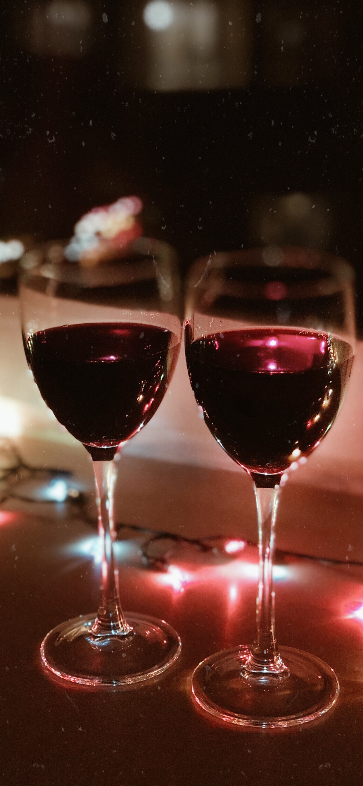 Обои напиток, вино коктейль, бокал для вина, вино, красное вино в разрешении 1242x2688