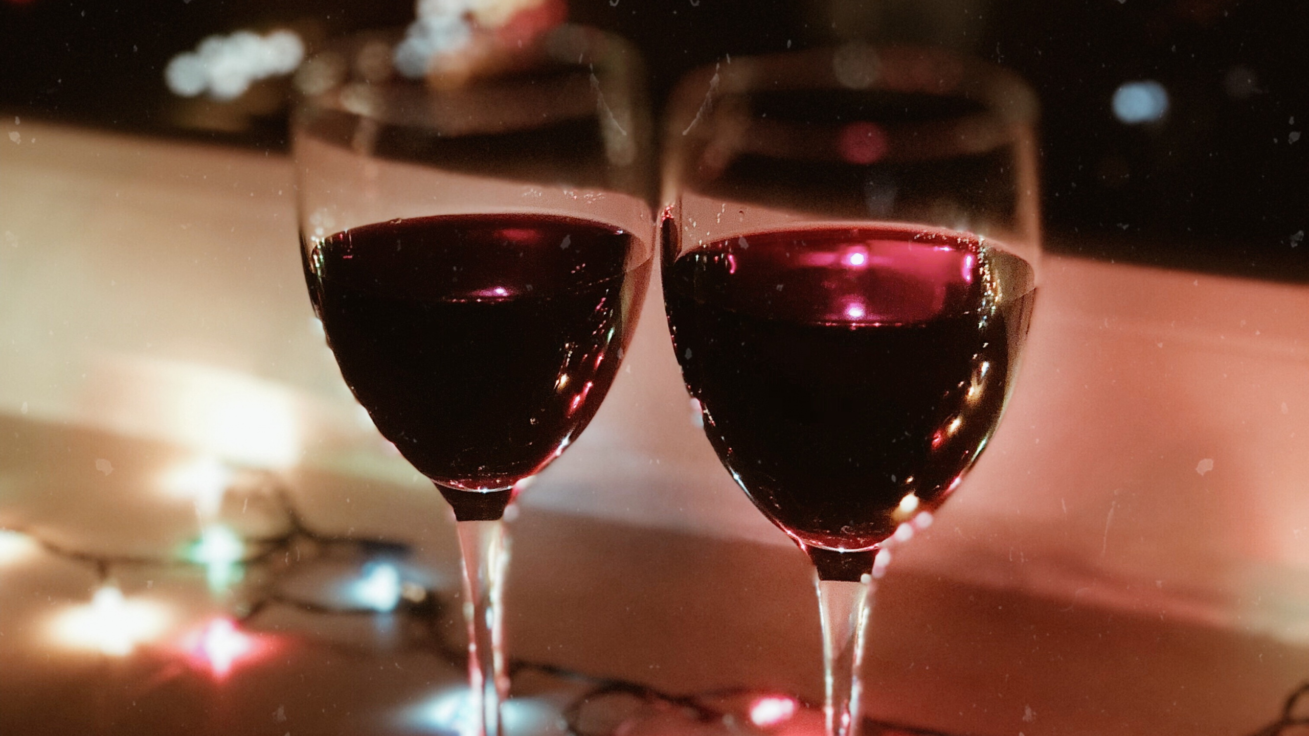 Обои напиток, вино коктейль, бокал для вина, вино, красное вино в разрешении 2560x1440