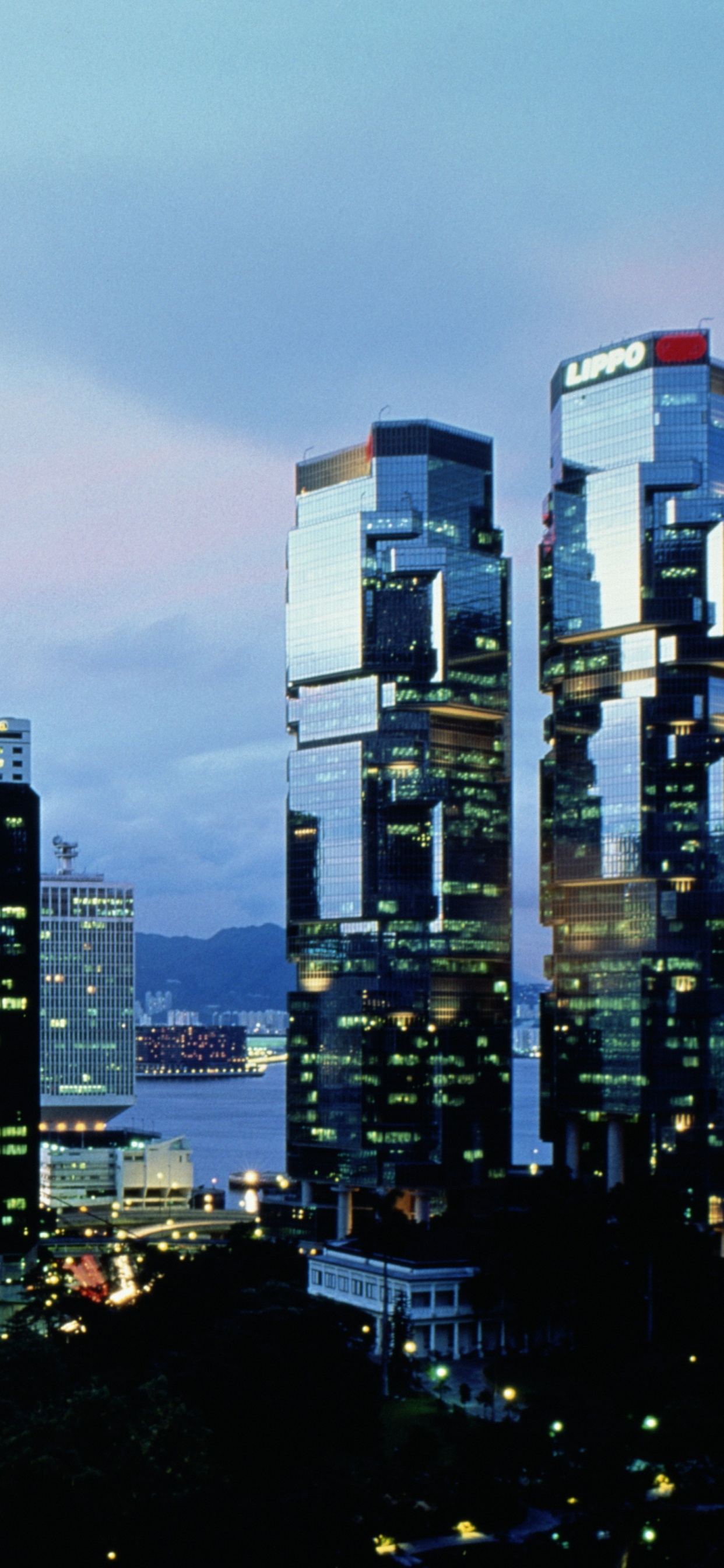 Обои город, метрополия, городской пейзаж, городской район, небоскреб в разрешении 1242x2688