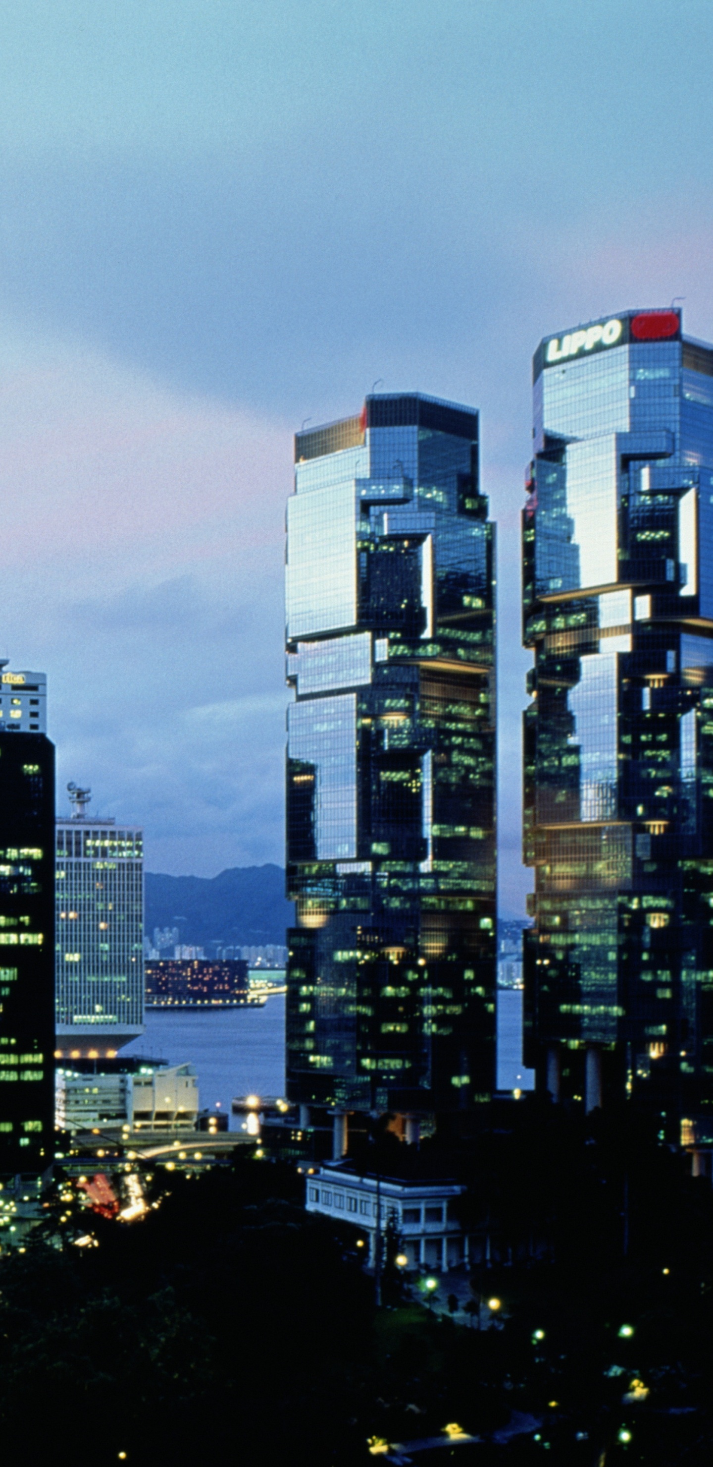 Обои город, метрополия, городской пейзаж, городской район, небоскреб в разрешении 1440x2960