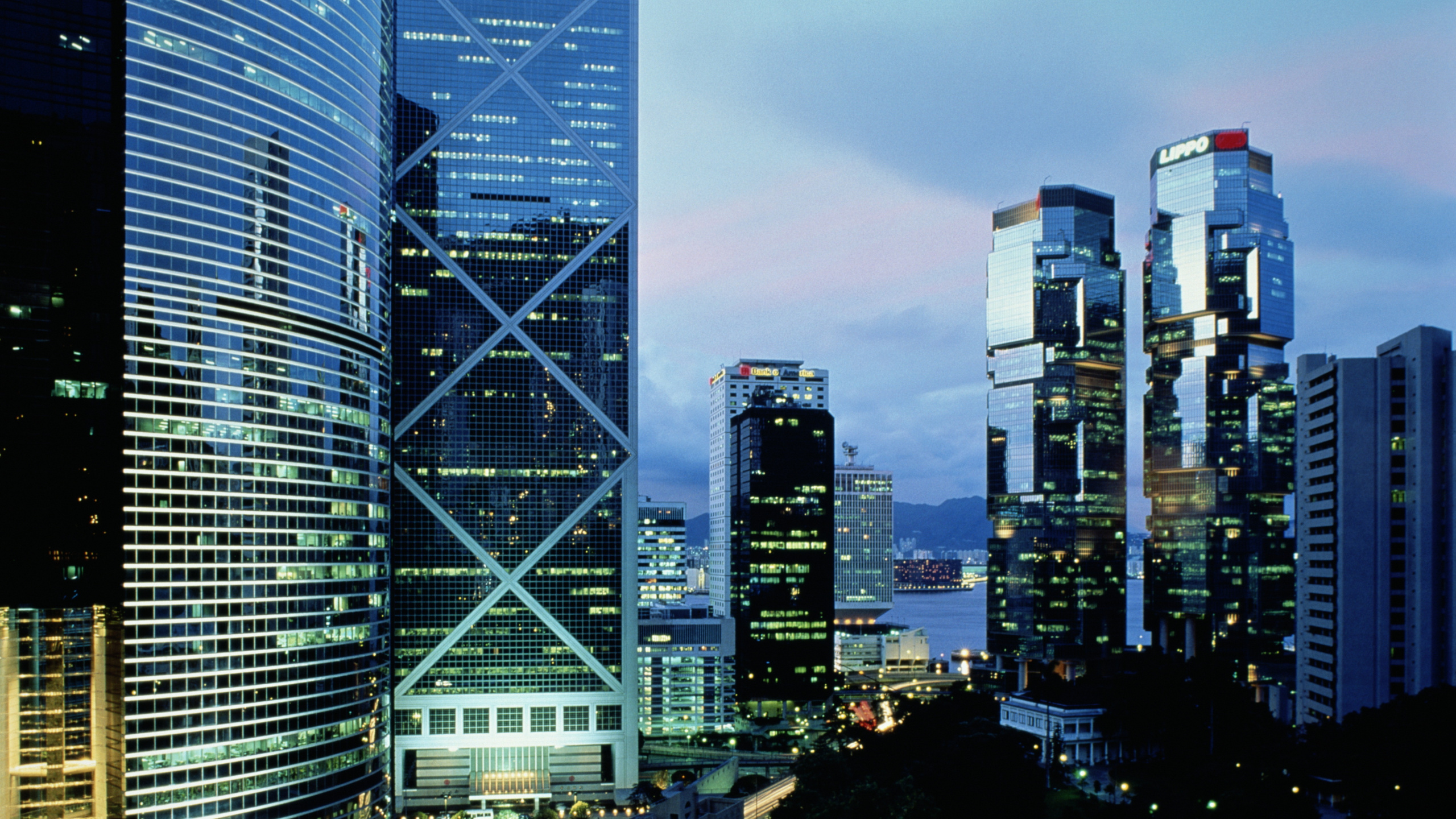 Обои город, метрополия, городской пейзаж, городской район, небоскреб в разрешении 2560x1440