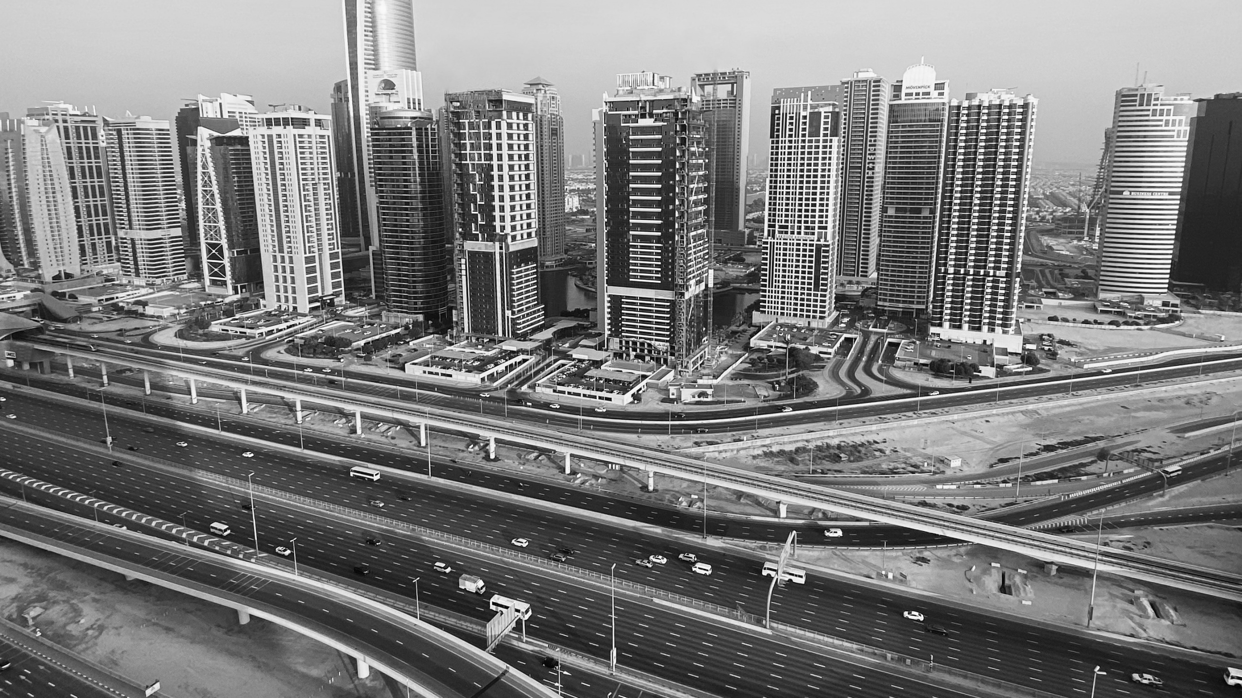 Обои дорога, транспорт, городской район, башня, город в разрешении 2560x1440