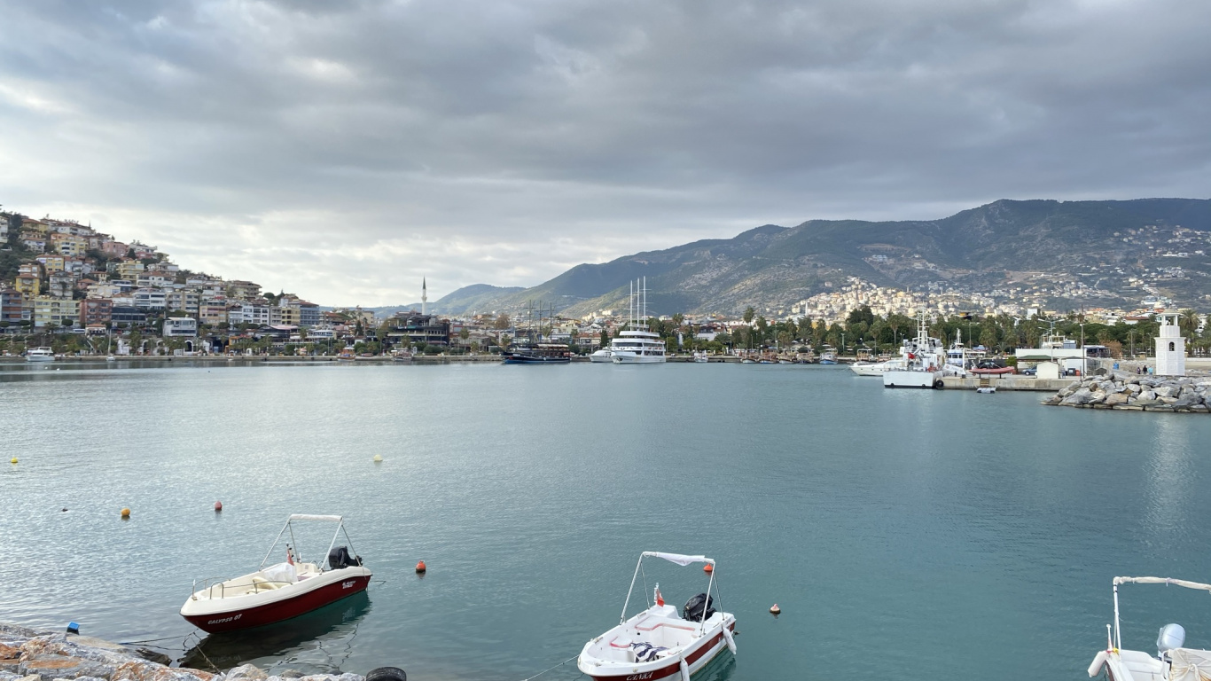 Обои вода, лодка, облако, гидроресурсы, дневное время в разрешении 1366x768