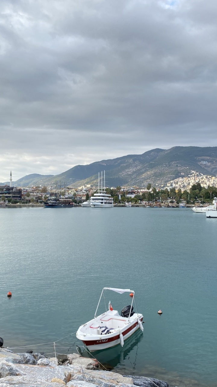 Обои вода, лодка, облако, гидроресурсы, дневное время в разрешении 720x1280