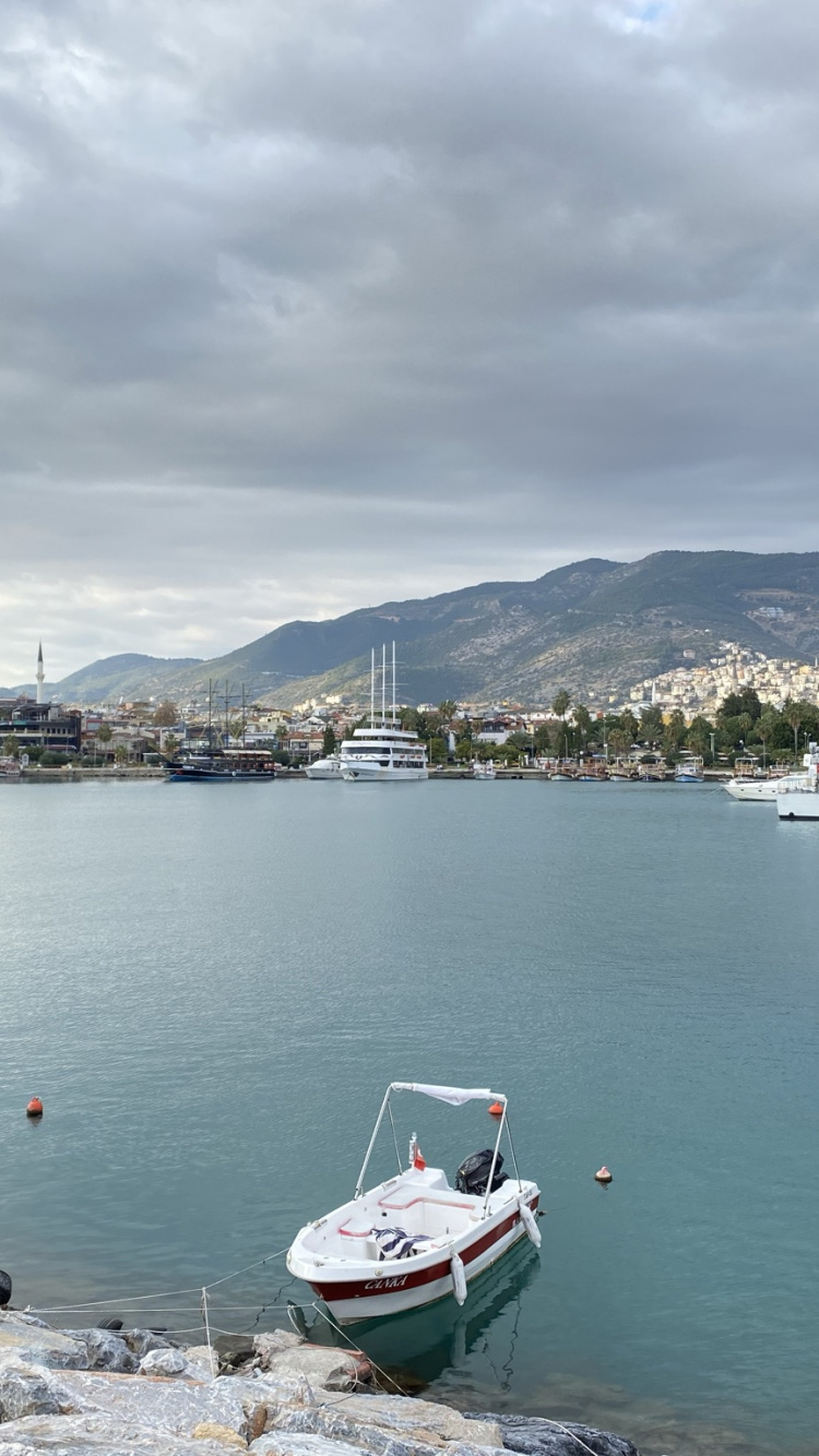 Обои вода, лодка, облако, гидроресурсы, дневное время в разрешении 750x1334