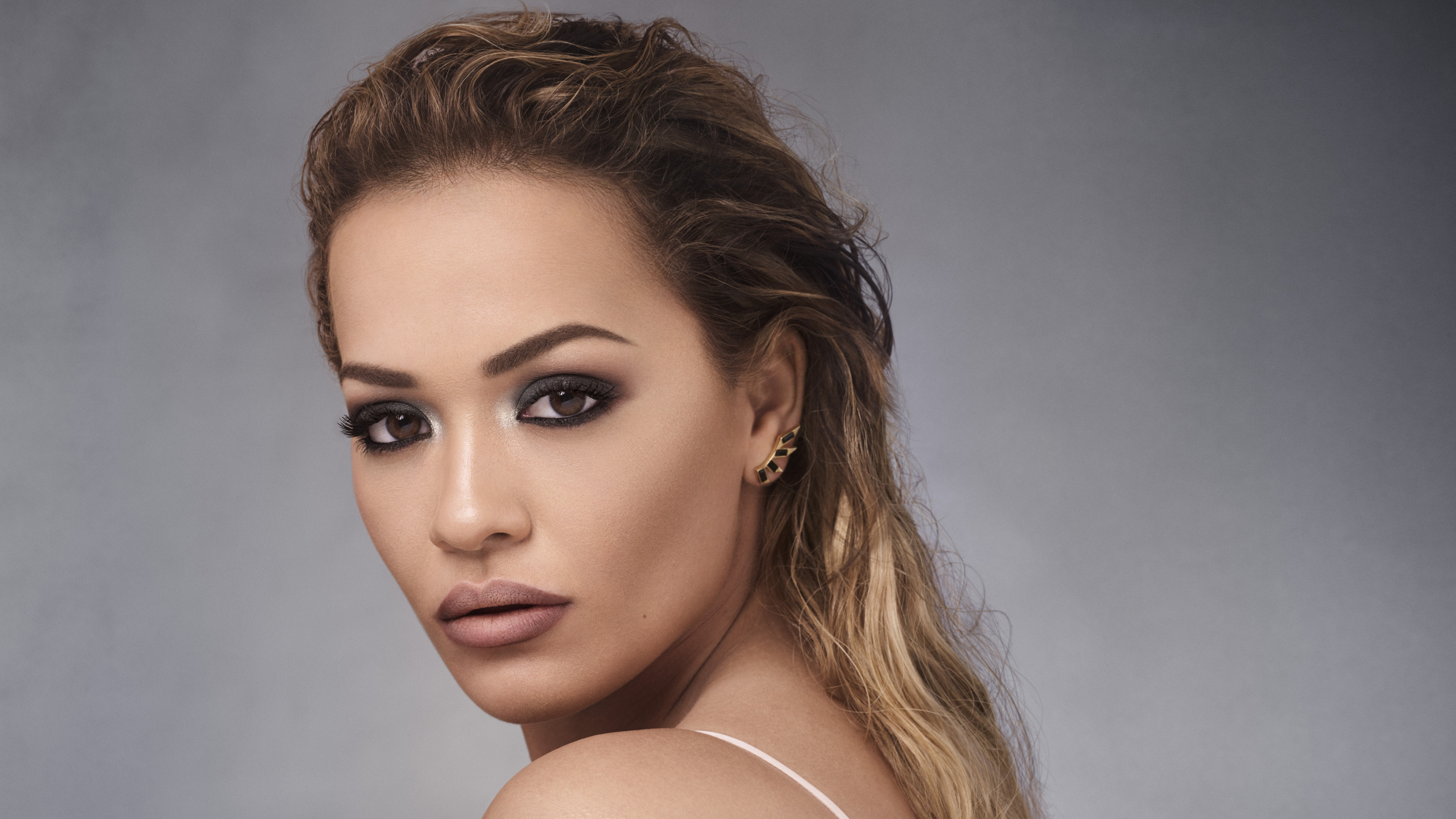 Обои Рита ора, девчата, волосы, лицо, бровь в разрешении 2560x1440