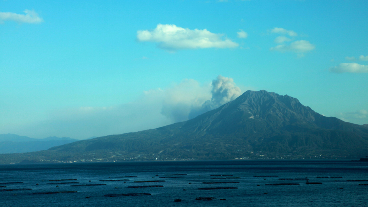 Обои вулкан, море, облако, гора, стратовулкан в разрешении 1280x720
