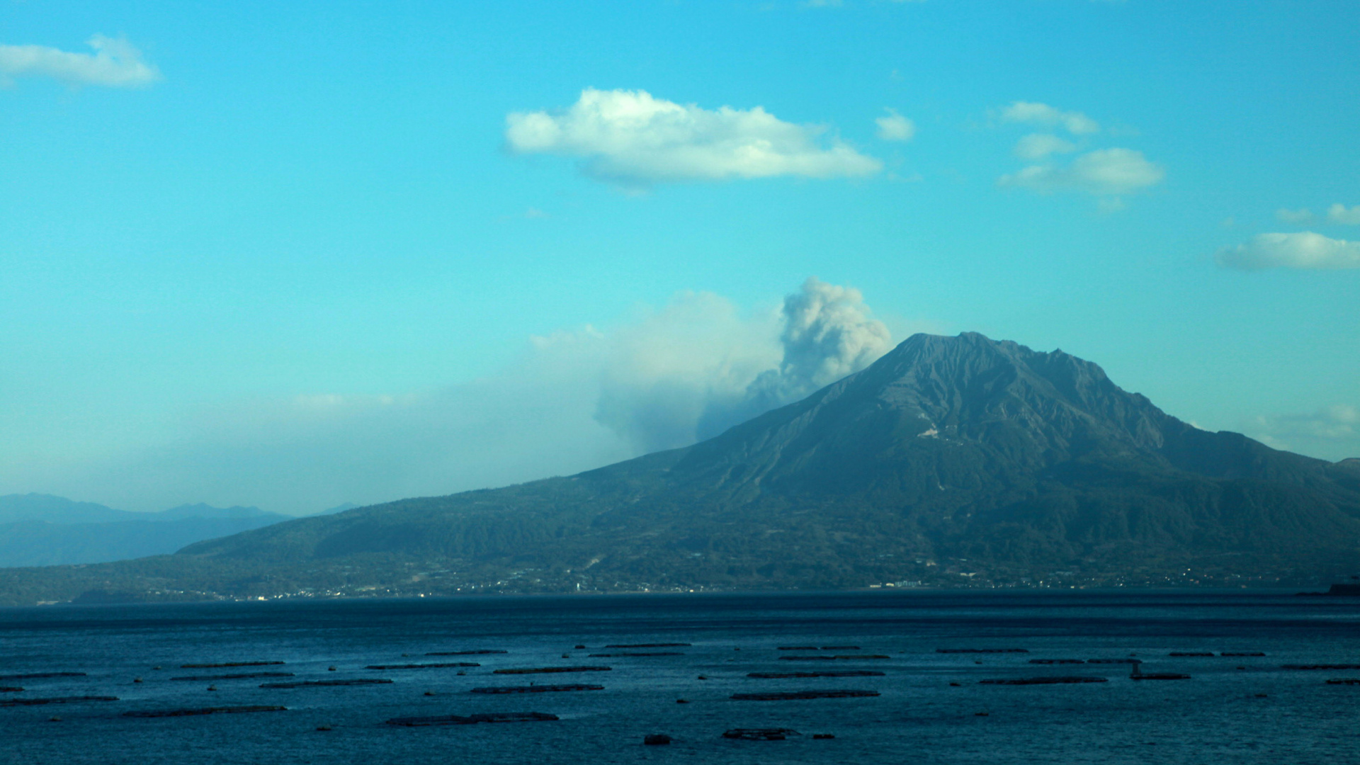 Обои вулкан, море, облако, гора, стратовулкан в разрешении 1920x1080