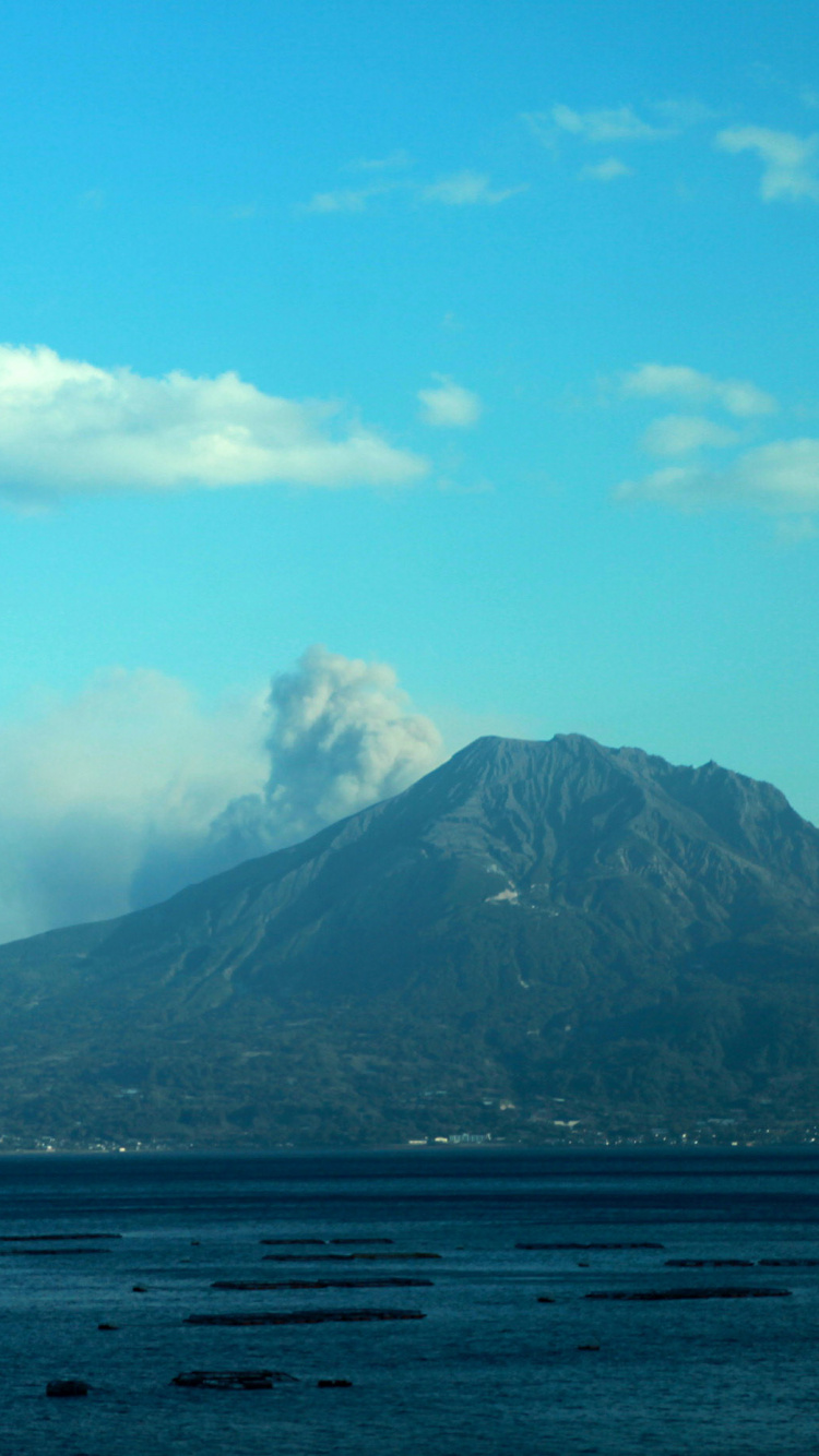 Обои вулкан, море, облако, гора, стратовулкан в разрешении 750x1334