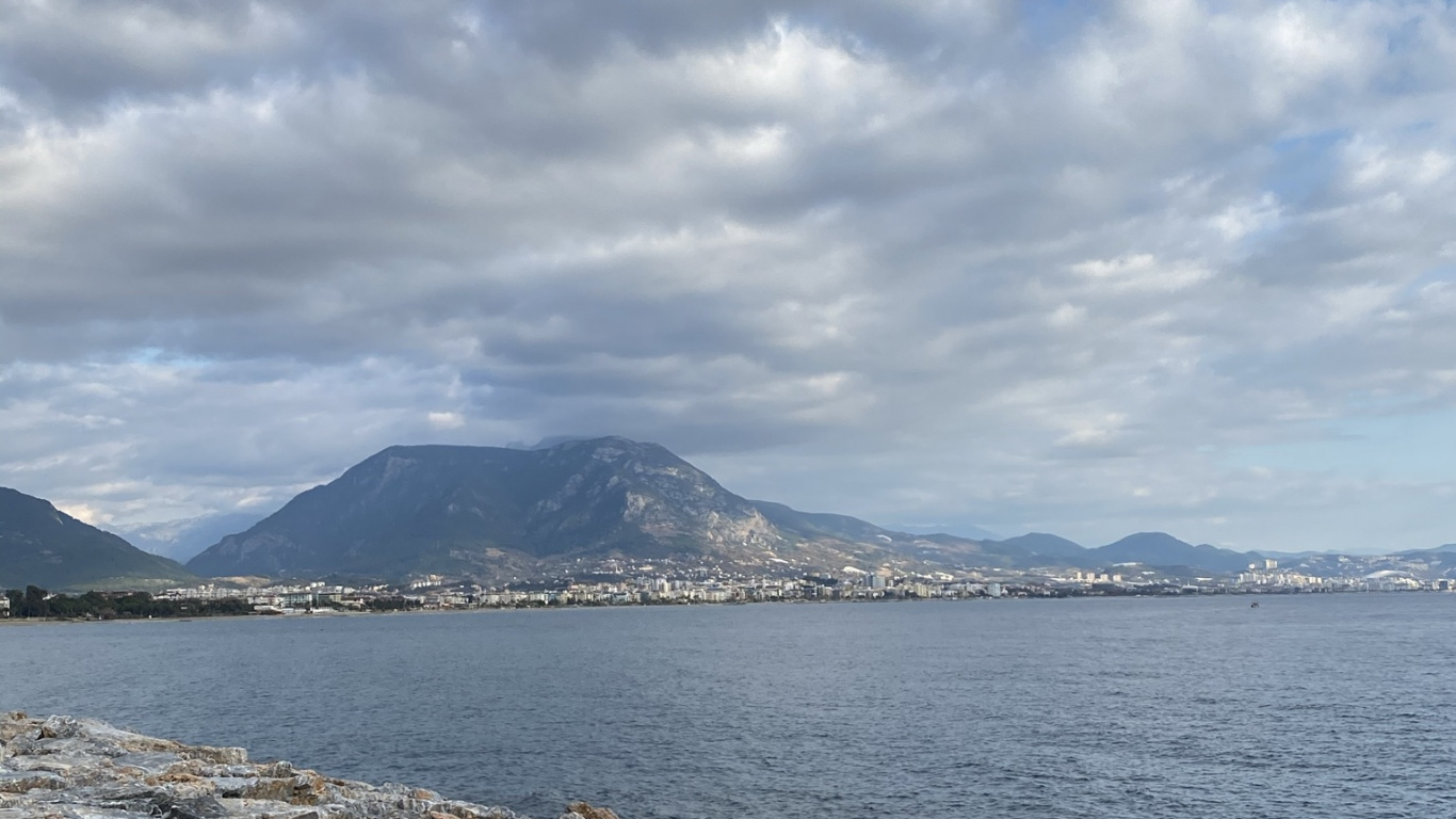 Обои море, облако, вода, гидроресурсы, гора в разрешении 1366x768