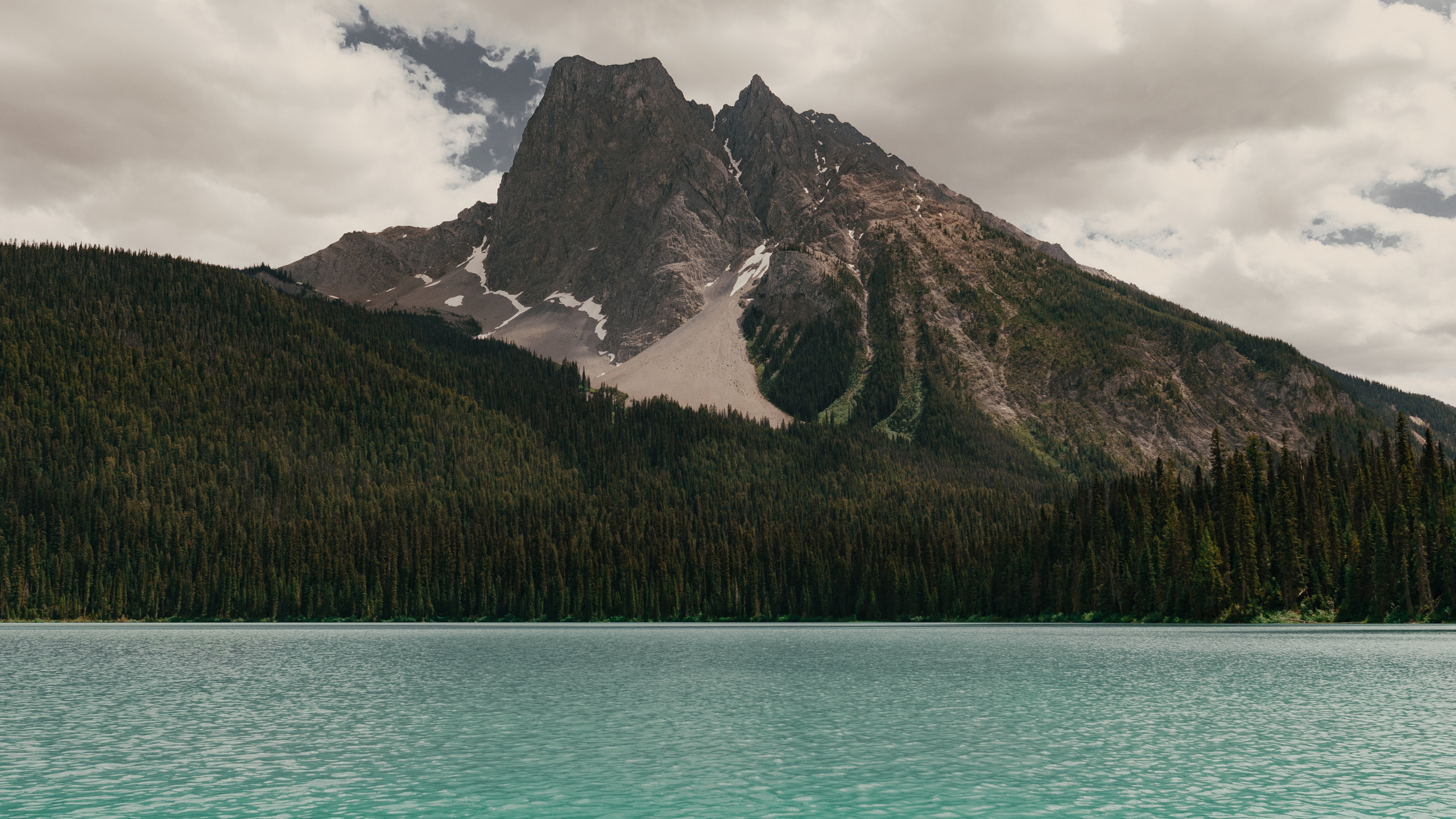 Обои гора, горный хребет, горный рельеф, водоем, природа в разрешении 2560x1440