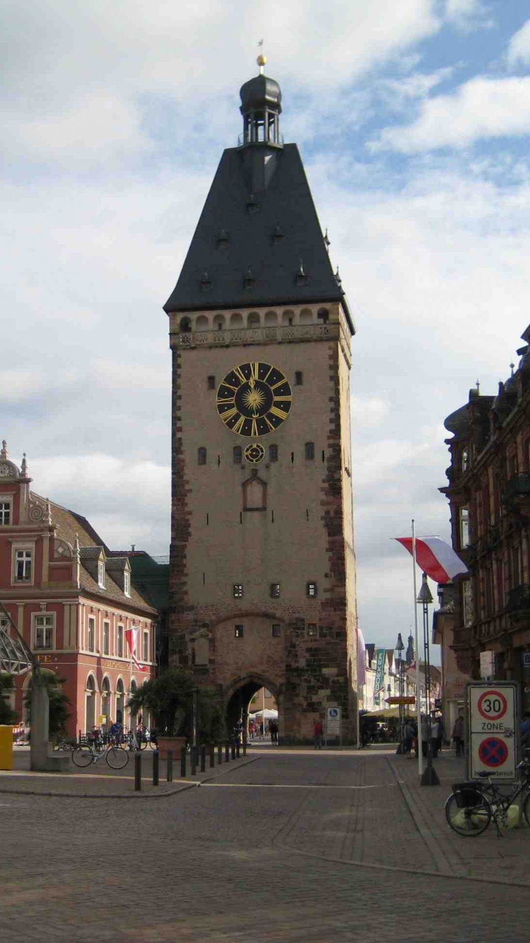 Обои городская площадь, средневековая архитектура, часовая башня, ориентир, город в разрешении 1080x1920