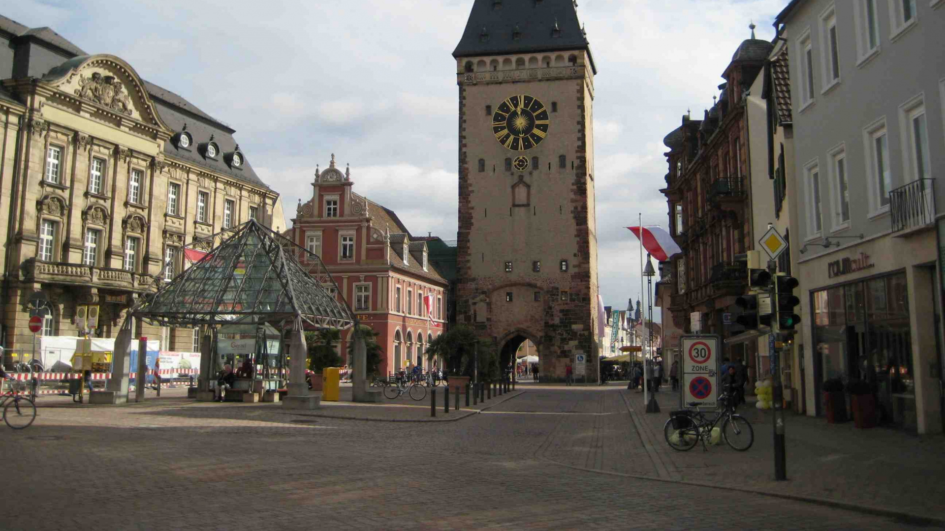 Обои городская площадь, средневековая архитектура, часовая башня, ориентир, город в разрешении 1920x1080