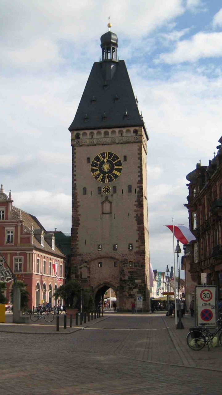 Обои городская площадь, средневековая архитектура, часовая башня, ориентир, город в разрешении 720x1280