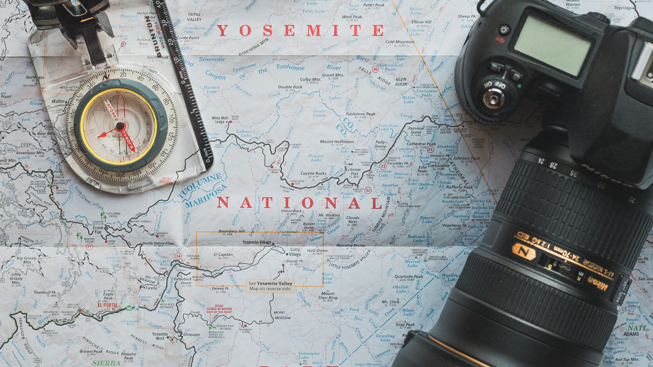 Обои компас, туризм, смартфон, рюкзак, путеводитель в разрешении 1280x720