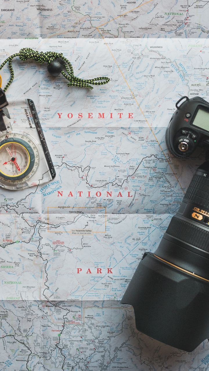 Обои компас, туризм, смартфон, рюкзак, путеводитель в разрешении 720x1280