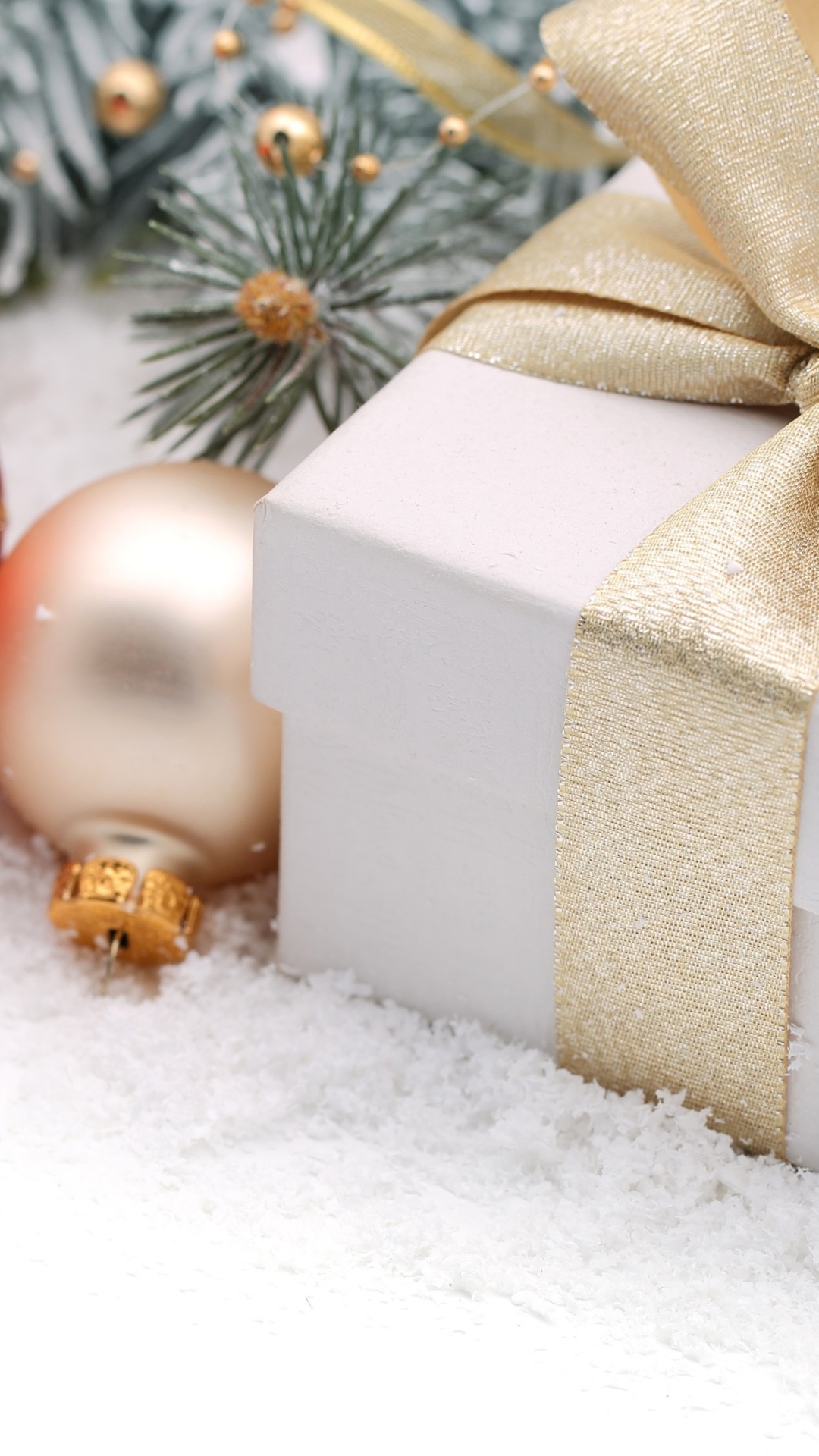 Обои золото, подарочная упаковка, красный цвет, лента, Рождественский подарок в разрешении 1080x1920