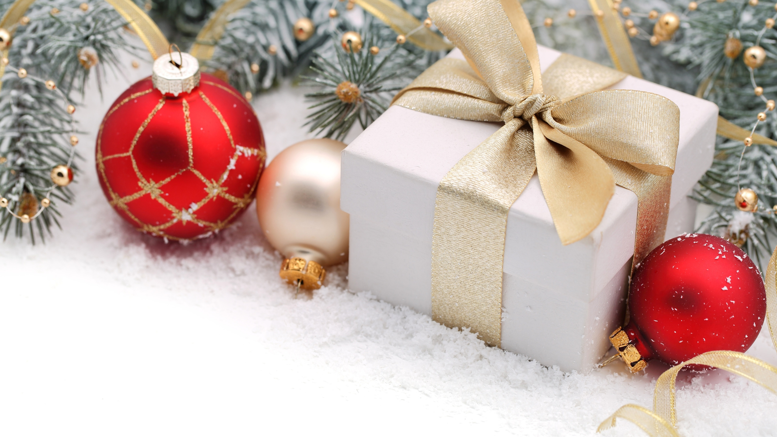 Обои золото, подарочная упаковка, красный цвет, лента, Рождественский подарок в разрешении 2560x1440