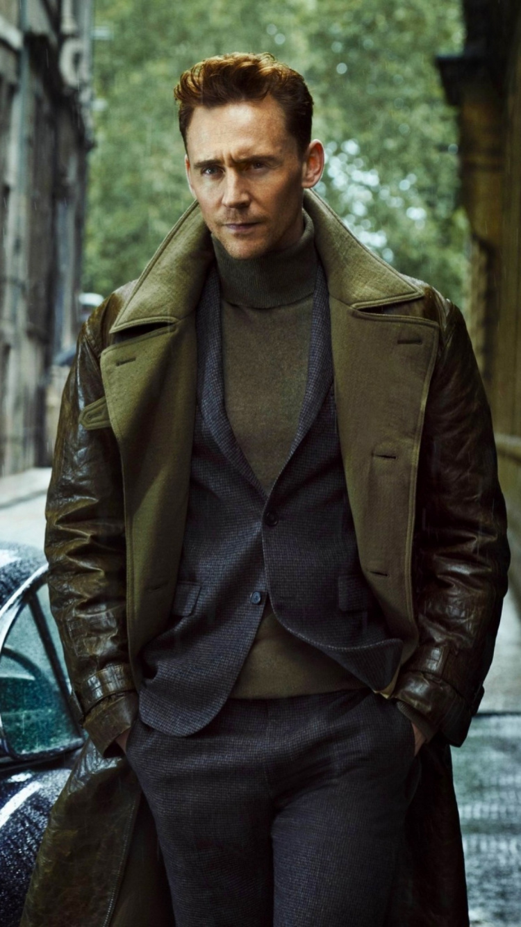 Обои том Хиддлстон, библиотека Loki, куртка, верхняя одежда, Джеймс Бонд в разрешении 750x1334