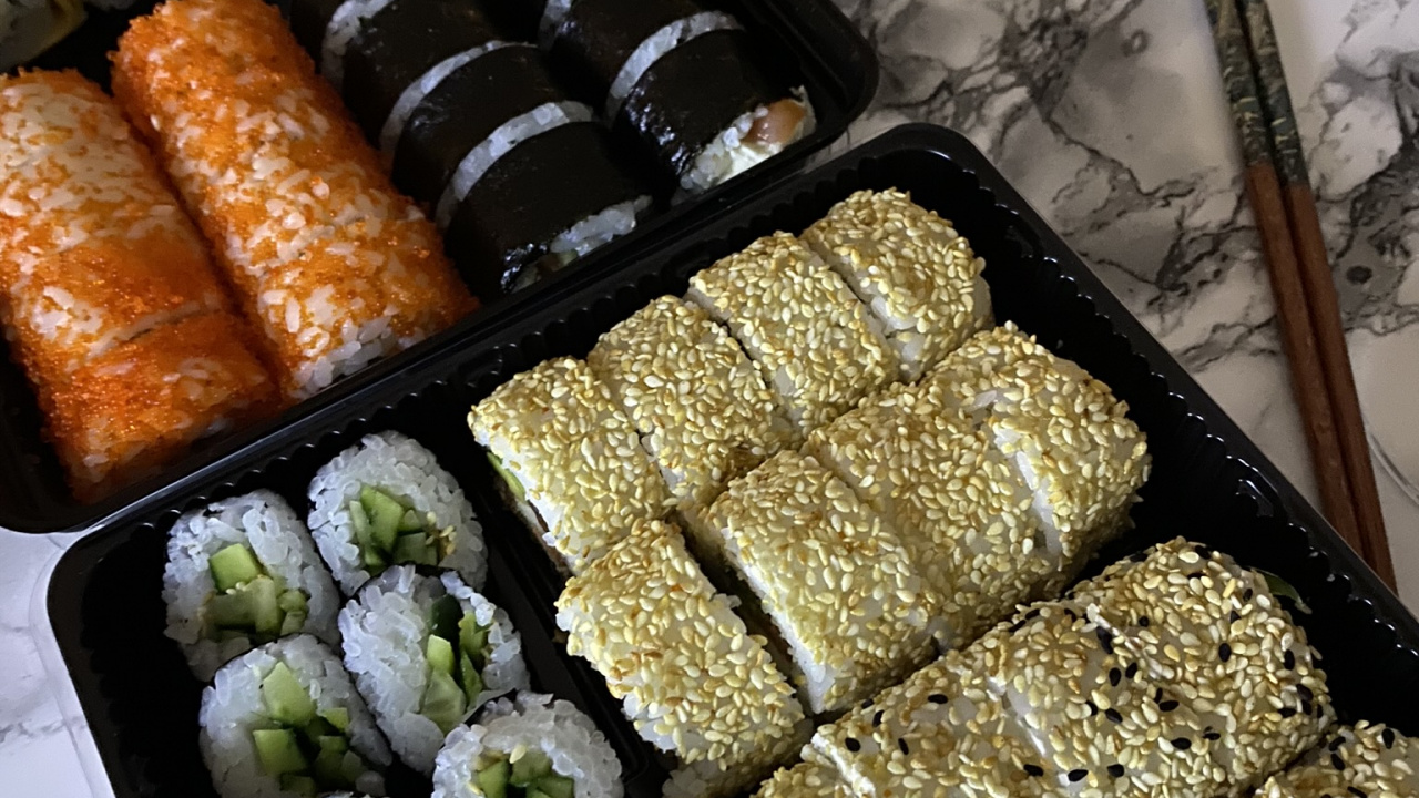 Обои Гимбап, ролл Калифорния, спам мусуби, привычная пища, гарнир в разрешении 1280x720