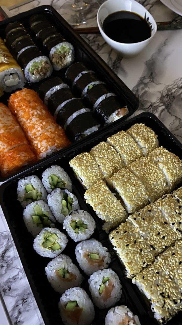 Обои Гимбап, ролл Калифорния, спам мусуби, привычная пища, гарнир в разрешении 720x1280