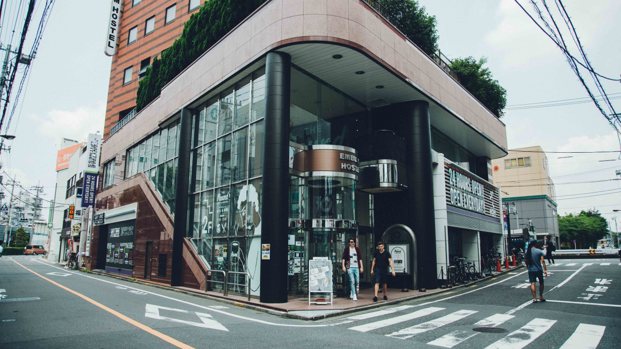 Обои Эмблема Хостел Nishiarai Делается Все Возможное, Бэкпекер Хостел, архитектура, здание, городской район в разрешении 1280x720