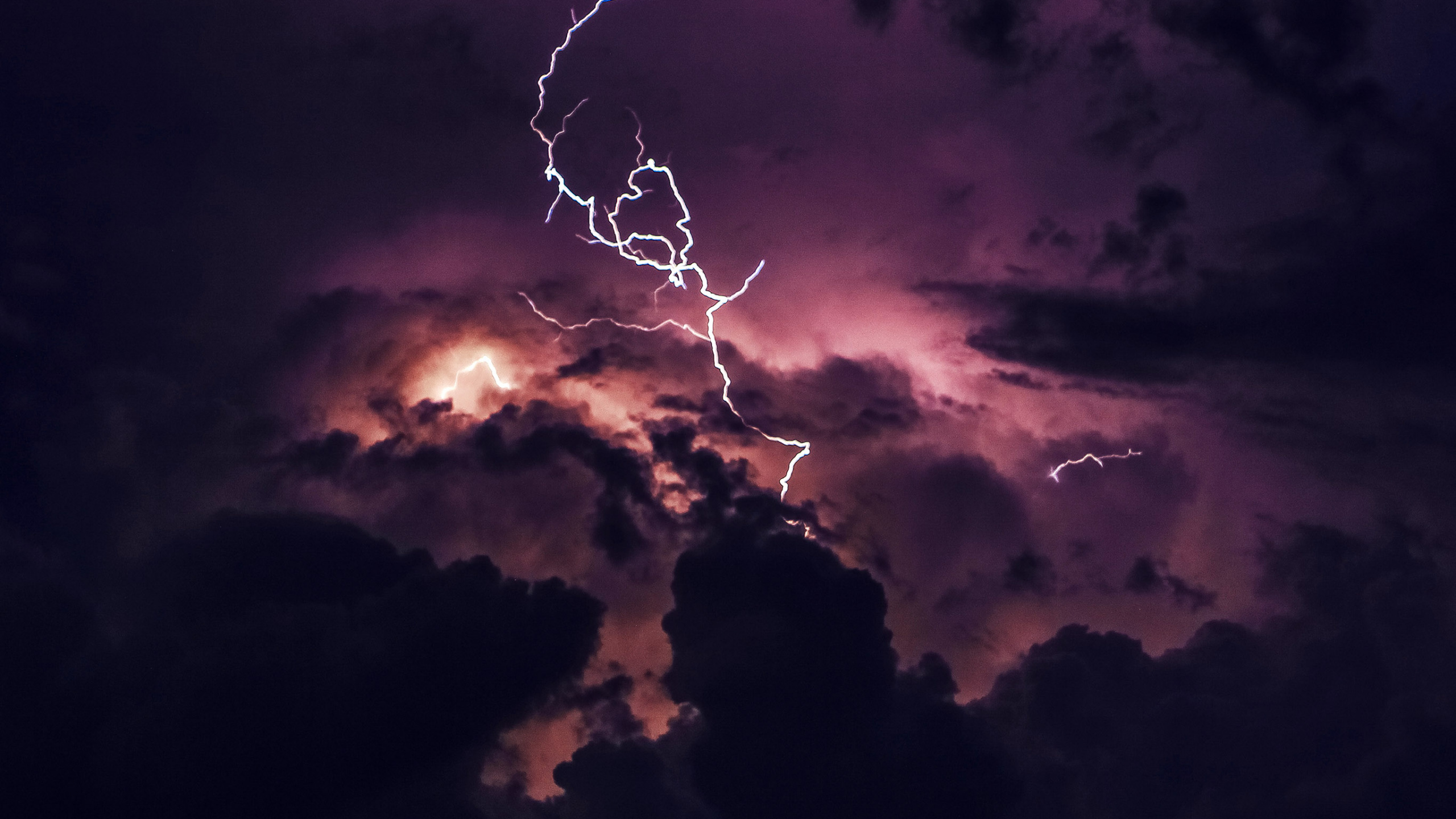 Обои стена, облако, молния, атмосфера, гром в разрешении 2560x1440