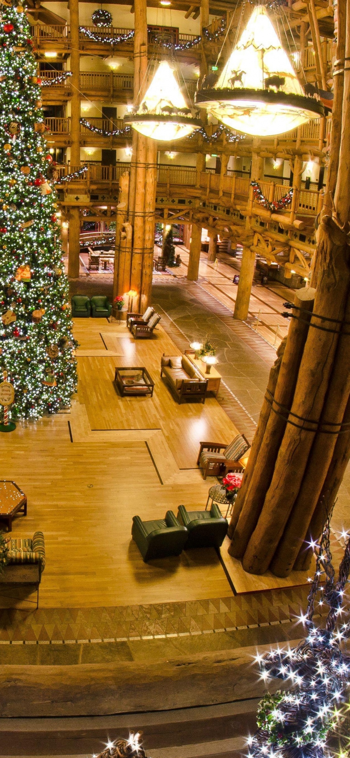 Обои Рождество, Рождественские украшения, дерево, торговый центр, лобби в разрешении 1125x2436