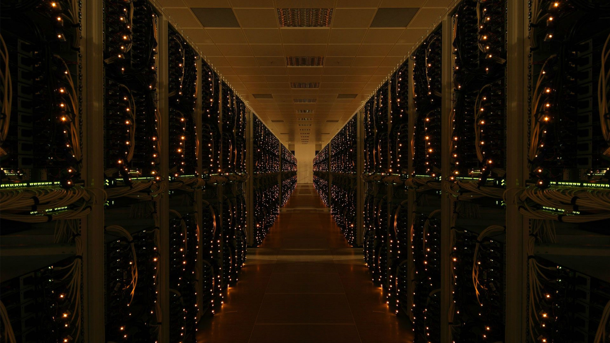 Обои Серверная комната, центр обработки данных, симметрия, архитектура, ночь в разрешении 2560x1440