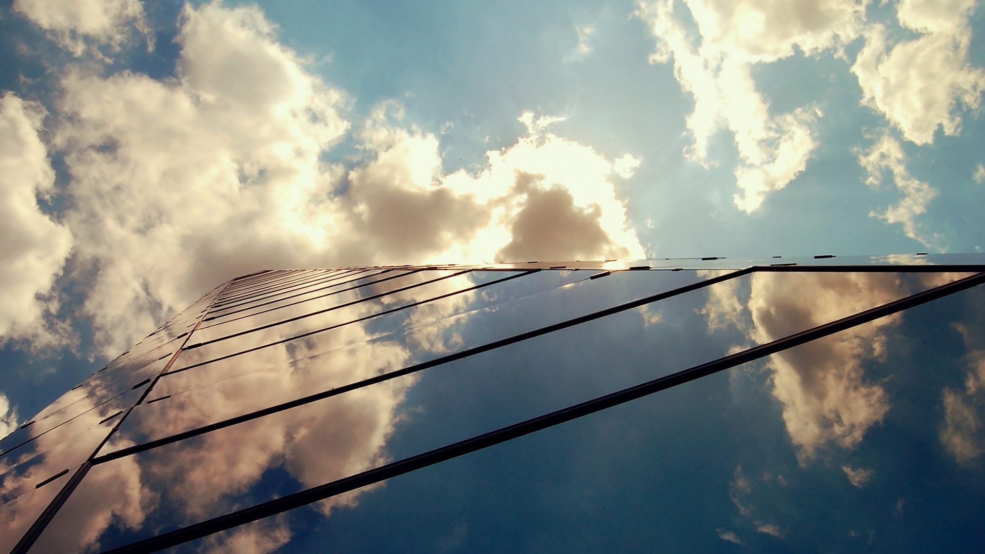 Обои облако, небоскреб, архитектура, отражение, солнечный свет в разрешении 1920x1080