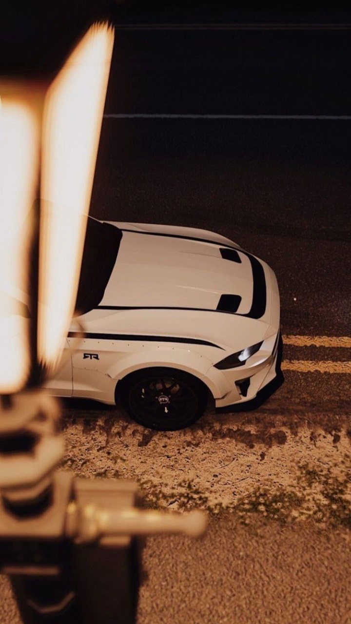 Обои легковые автомобили, шина, колесо, капюшон, автомобильное освещение в разрешении 720x1280