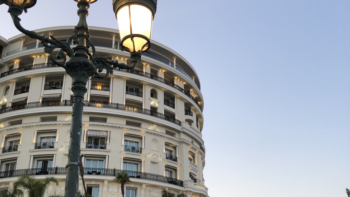 Обои осветительная арматура, уличный фонарь, физика, наука, Король в разрешении 1366x768