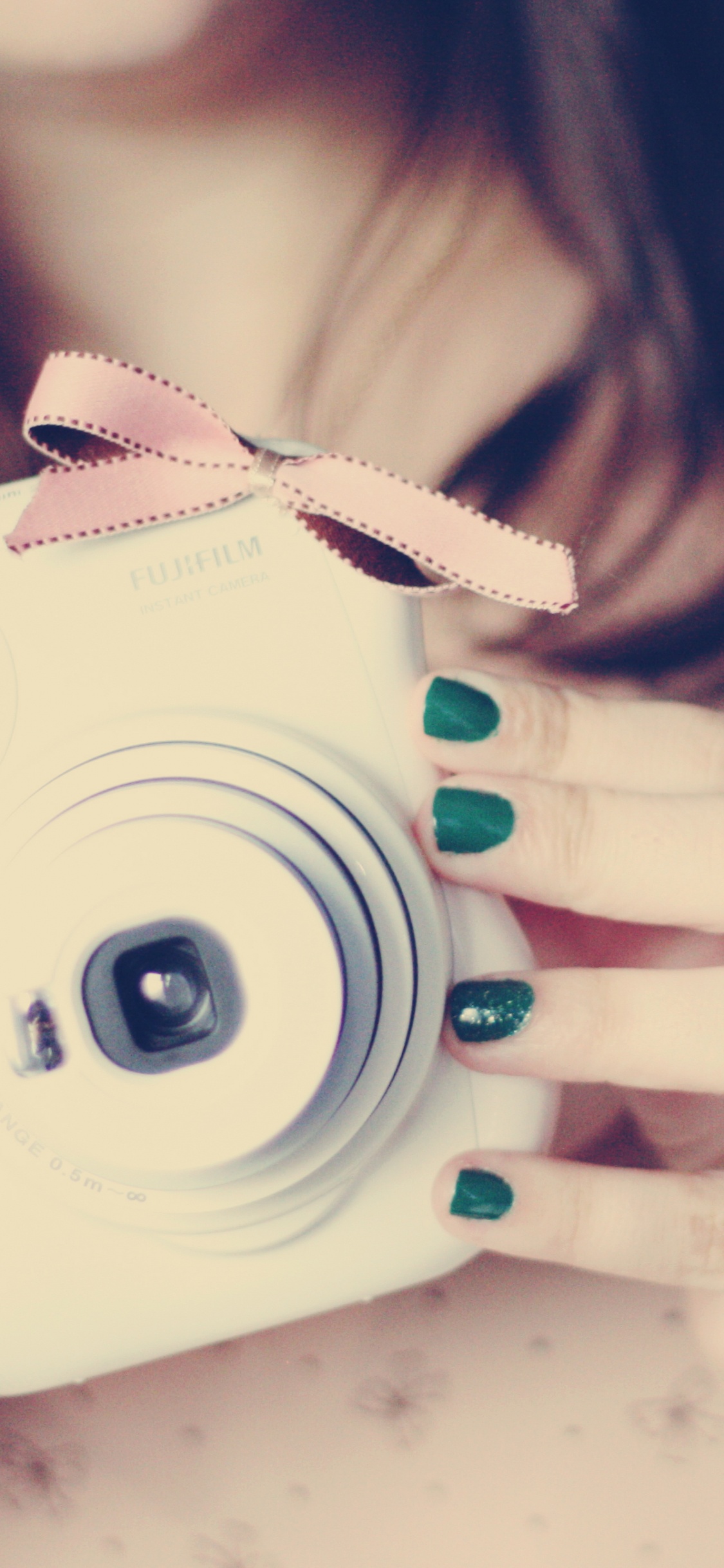 Обои камеры девушки, камера, белые, кожа, розовый в разрешении 1125x2436