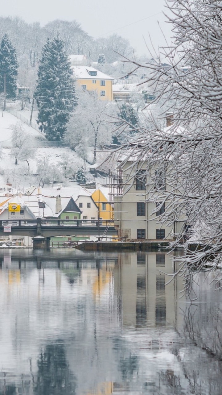 Обои Прага, Влтава, зима, отражение, вода в разрешении 720x1280