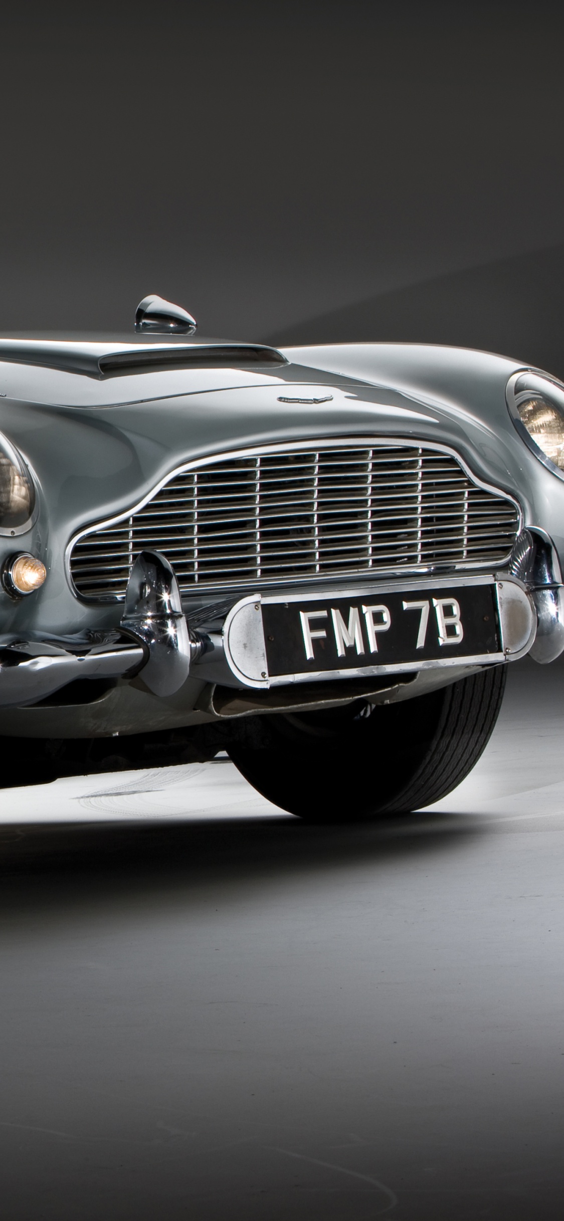 Обои aston martin db5, Астон Мартин, Джеймс Бонд, спорткар, Астон Мартин дбс в разрешении 1125x2436