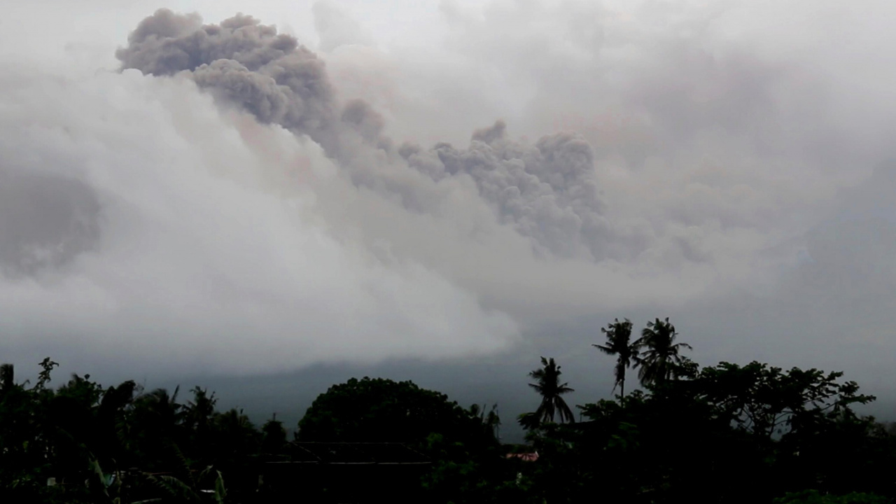Обои вулкан, лава, вулканический кратер, облако, атмосфера в разрешении 1280x720