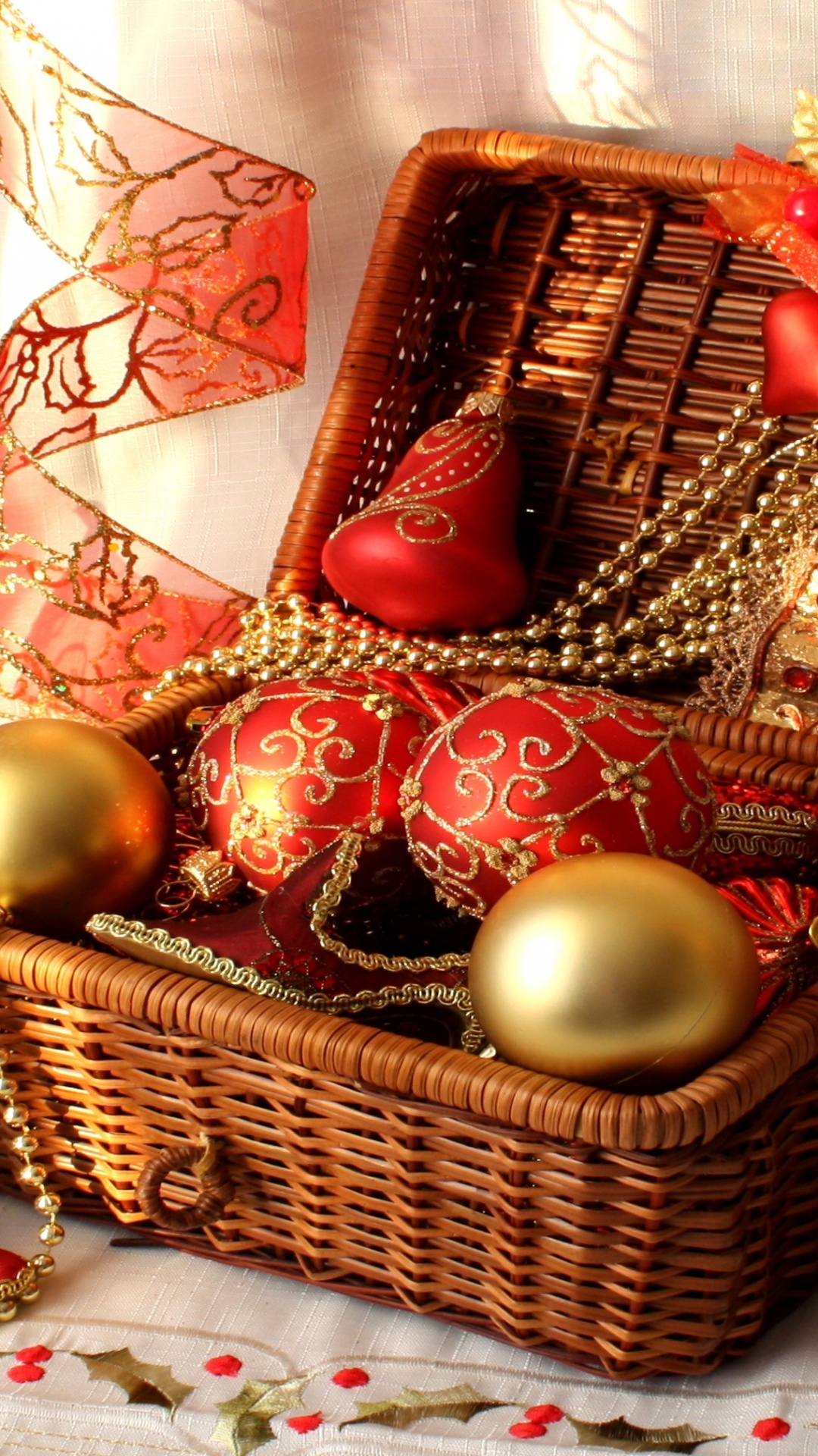 Обои Рождественские украшения, Рождественский день, рождественский орнамент, елка, праздник в разрешении 1080x1920