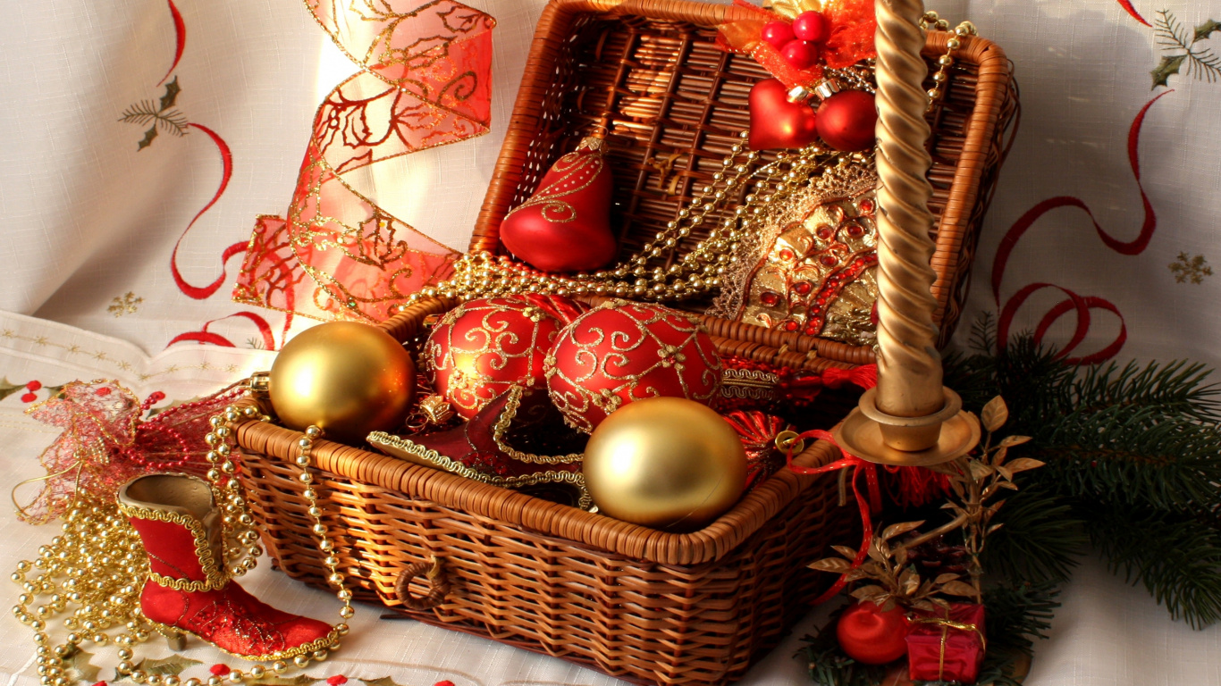 Обои Рождественские украшения, Рождественский день, рождественский орнамент, елка, праздник в разрешении 1366x768