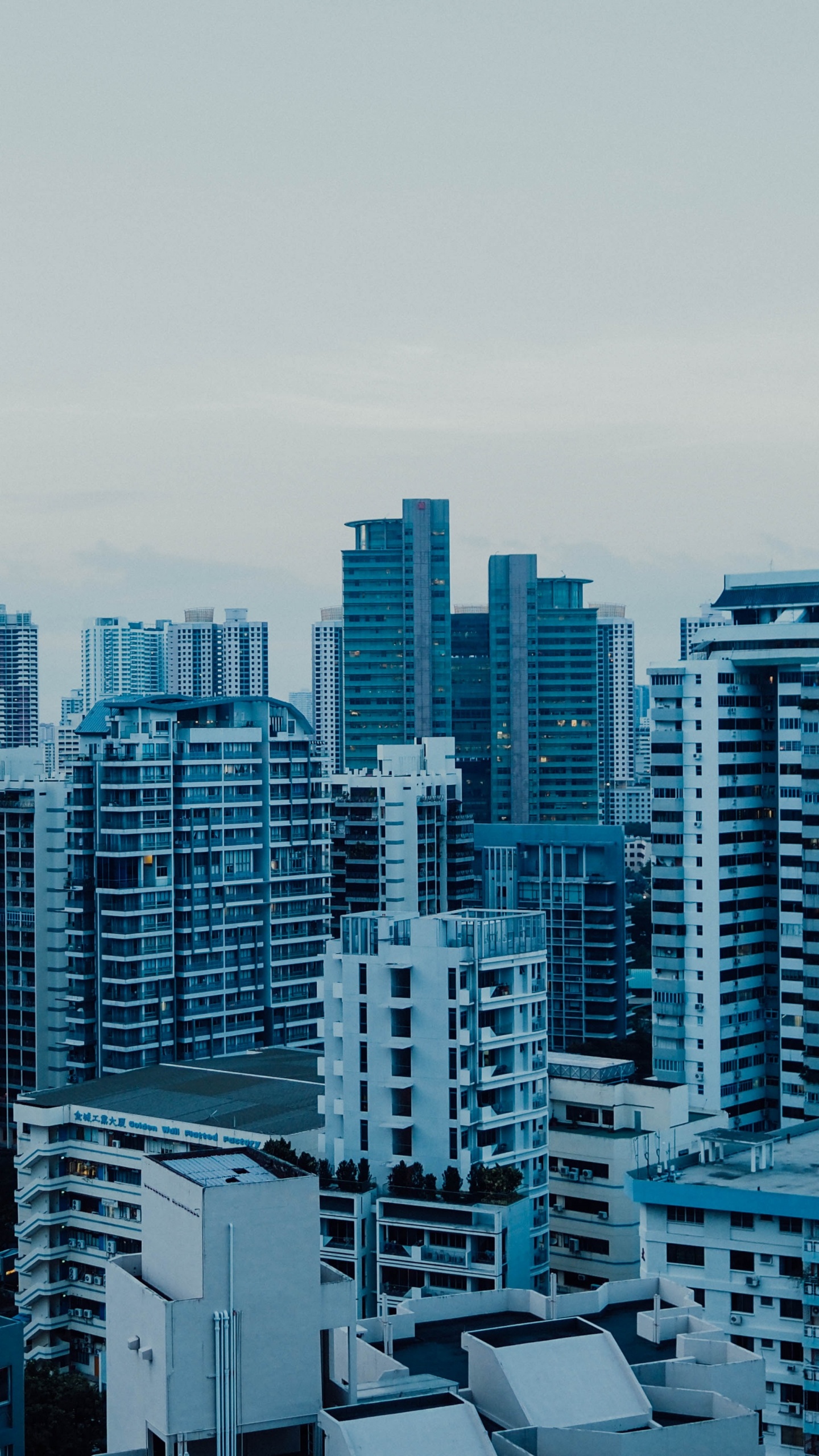 Обои небо, городской пейзаж, город, архитектура, метрополия в разрешении 1440x2560