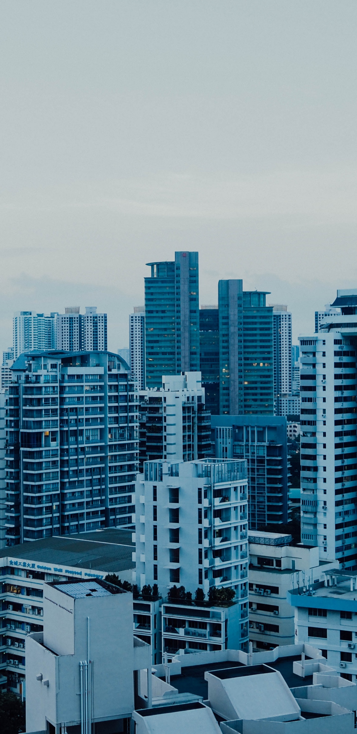 Обои небо, городской пейзаж, город, архитектура, метрополия в разрешении 1440x2960