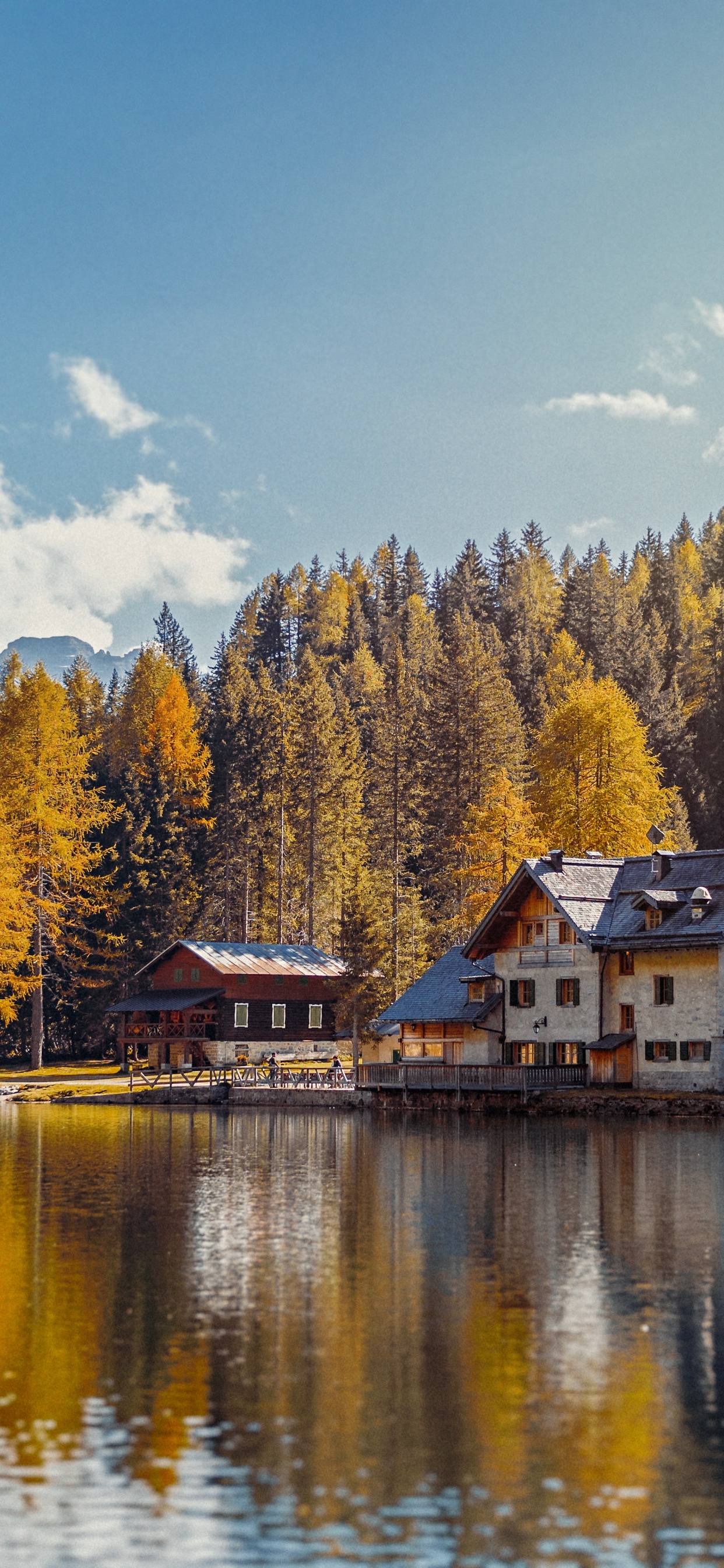 Обои домик у горного озера, коттедж, сезонная аренда, прокат, аренда кают в разрешении 1242x2688