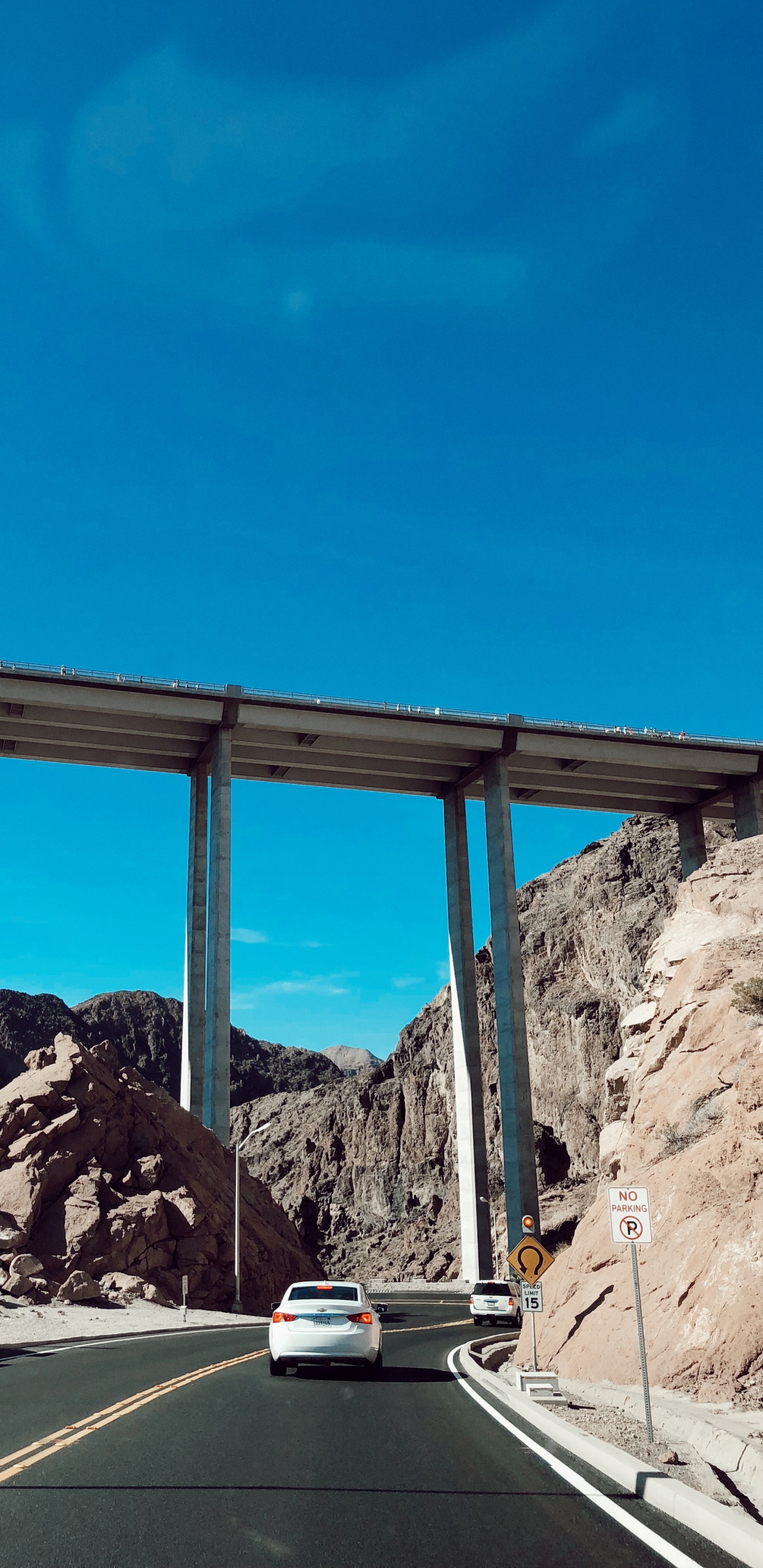 Обои дорога, дорожное покрытие, горный рельеф, инфраструктура, магистраль в разрешении 1440x2960