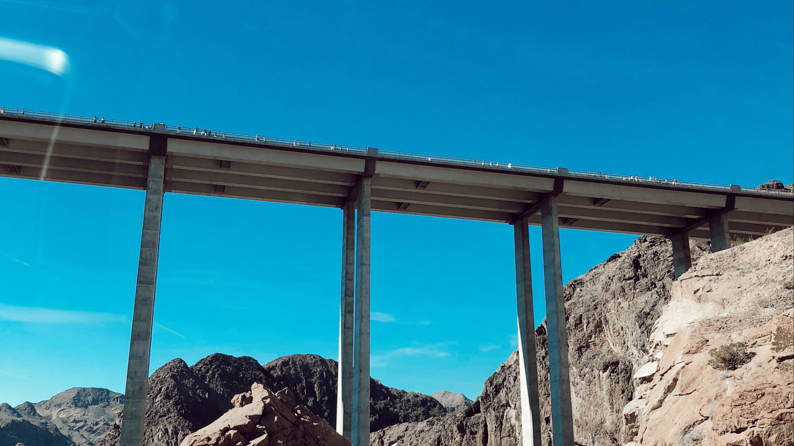 Обои дорога, дорожное покрытие, горный рельеф, инфраструктура, магистраль в разрешении 2560x1440