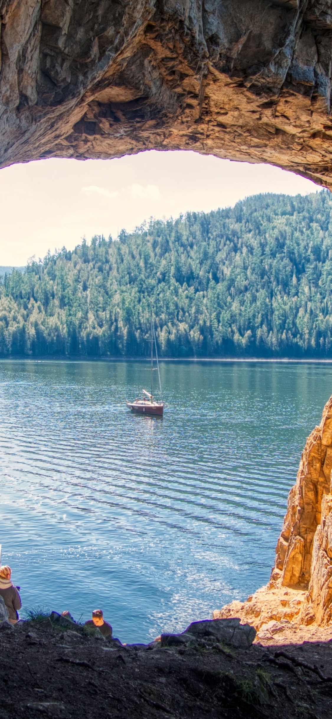 Обои естественная арка, вода, гидроресурсы, растение, лодка в разрешении 1125x2436